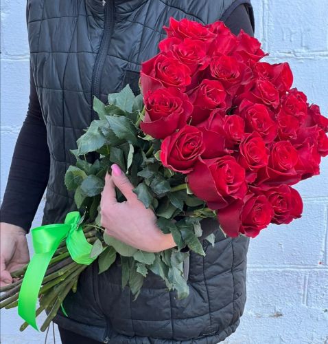 "Севилья"- букет из красных роз с доставкой по городу по Ильскому